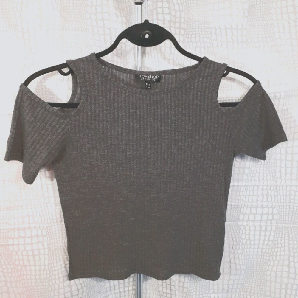 💥3/$25💥TOP SHOP cropped top w/ cutouts